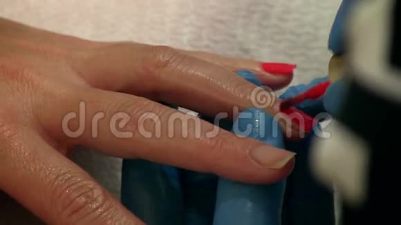 女性指甲上的红色指甲油视频的预览图