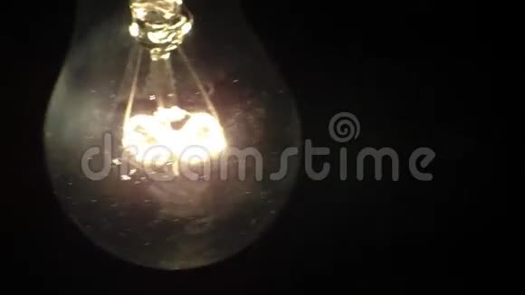 地震时老灯泡灯闪烁视频的预览图