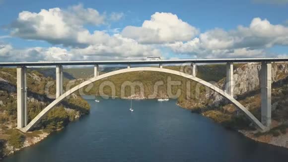 空中全景桥和海环绕岛屿美丽的风景环绕着蓝色的大海和桥视频的预览图