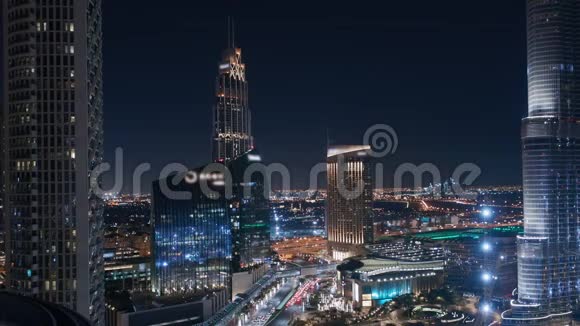 新摩天大楼和高楼大厦的空中夜景视频的预览图