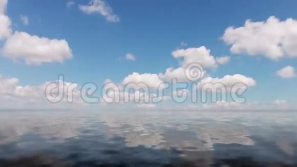 云和平静的海洋时光流逝视频的预览图