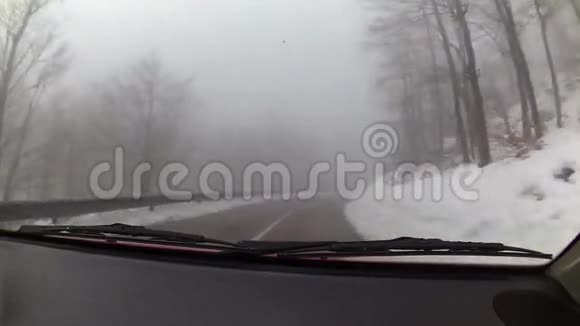 汽车在冬季天气条件下行驶视频的预览图