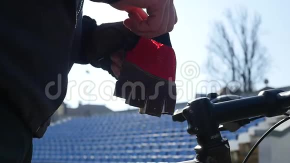 男性骑自行车者戴运动手套视频的预览图