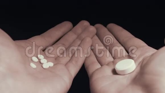男人在几颗小药丸和一颗大药丸之间选择视频的预览图