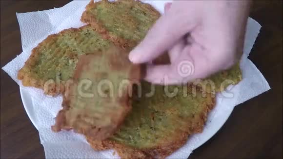 白盘上的炸土豆煎饼视频的预览图