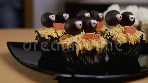 带有糖衣帽和腿的纸杯蛋糕像女巫一样美味的松饼万圣节概念视频的预览图