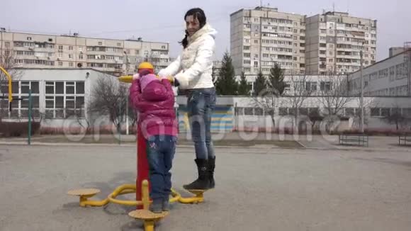 母亲和她的小女儿在运动场上玩耍4K超高清超高清视频的预览图