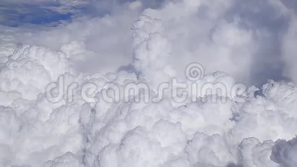 从飞机上冒出浓密的大云视频的预览图
