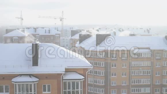 多层建筑的管道中冒出烟视频的预览图