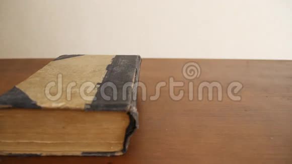 一个人的手在书上翻页视频的预览图