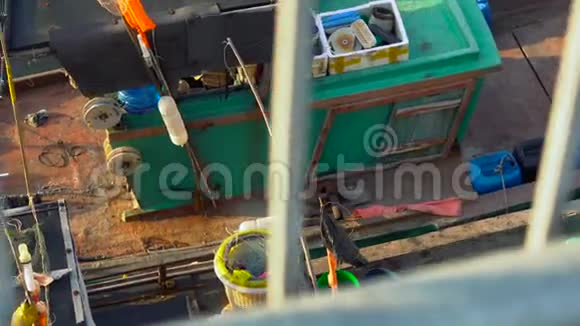 日落时分在一条充满渔船的河的河口上观看越南PhuQuoc岛视频的预览图