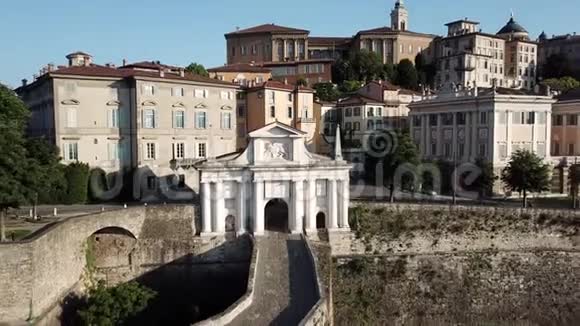 贝加莫意大利无人机鸟瞰老门圣贾科莫和历史建筑旧城视频的预览图