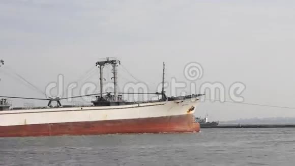 货船在拖船协助下离开港口视频的预览图