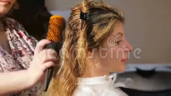 理发师女人烘干吹风机视频的预览图