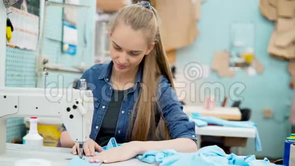 裁缝在缝纫机上做特写视频的预览图