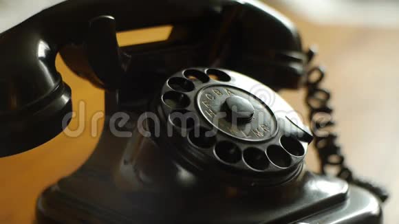使用复古旋转电话拨号包括音频拨号电话视频的预览图