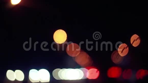 与bokeh在夜间道路上的离焦背景1920x1080视频的预览图