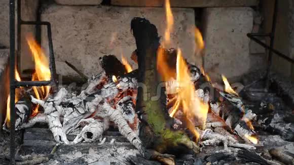 壁炉里燃烧的火焰壁炉里的灰烬视频的预览图
