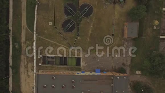 空中飞行废水处理厂在清洁水库的上空飞行4K视频的预览图