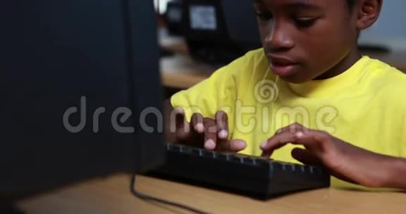 电脑课上小男孩对着镜头微笑视频的预览图