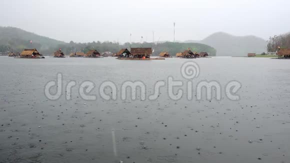 雨水落在水面上视频的预览图