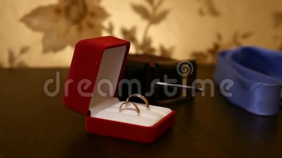 婚礼戒指在桌子上的红色盒子里视频的预览图