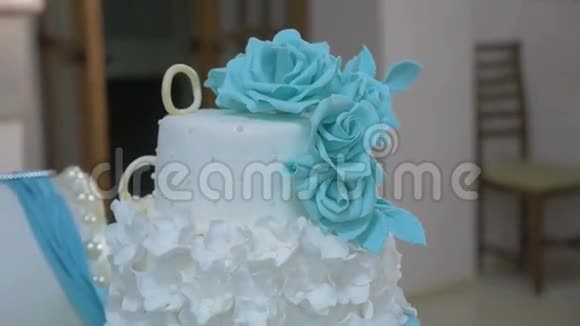 婚礼蛋糕美丽的婚礼蛋糕是餐厅的视频视频的预览图