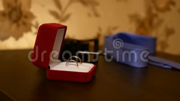 婚礼在视频中响起桌子上的红色盒子视频的预览图