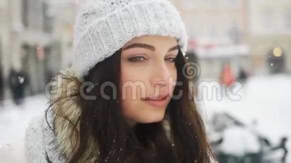城市模特看镜头的年轻美女街头情感画像女士穿着时尚经典冬季服装视频的预览图