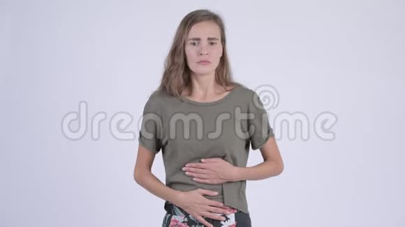 年轻有压力的女人胃痛视频的预览图
