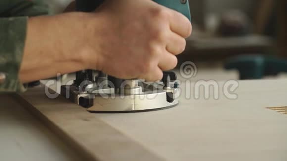 木工采用电动打磨机视频的预览图