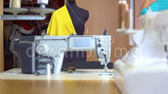 女裁缝在裁缝工作室工作视频的预览图