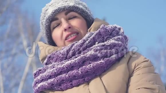 年轻开朗的女人在手心吹雪视频的预览图