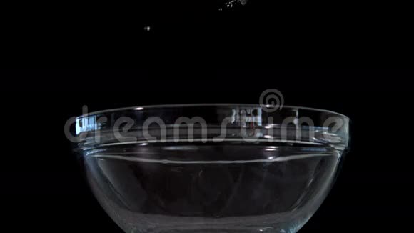 面粉被倒进玻璃碗里视频的预览图