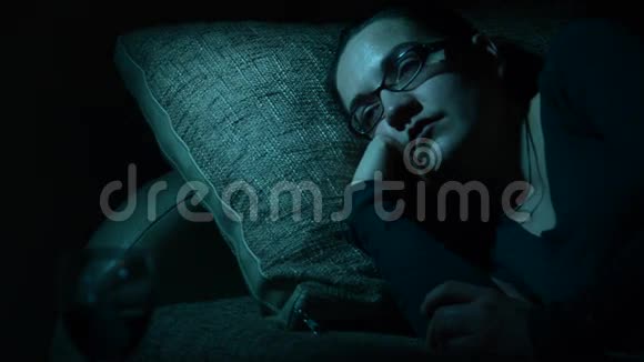 年轻的高加索女人躺在床上视频的预览图