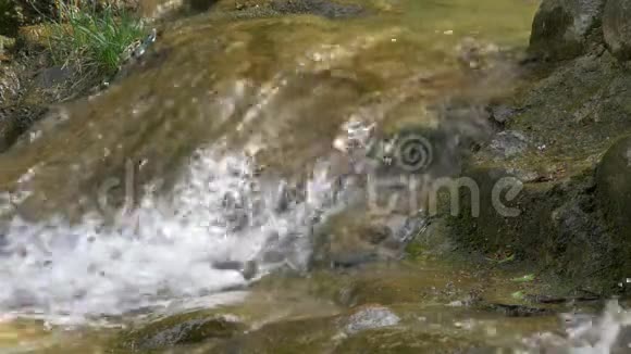 小瀑布的特写镜头视频的预览图