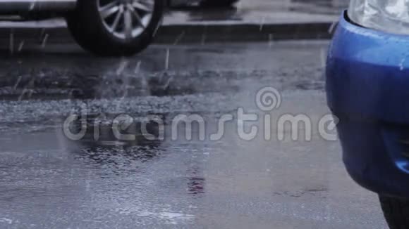 汽车车轮在雨中穿过水坑视频的预览图