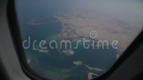 沙漠道路的空中景观视频的预览图