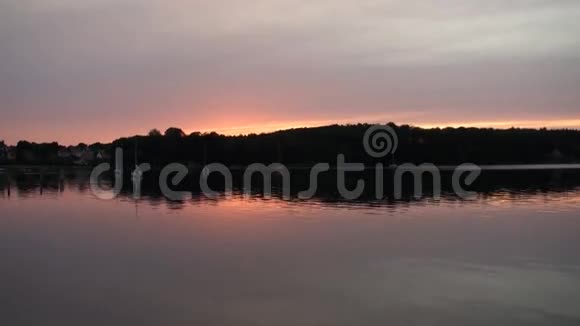 丹麦湖上日落视频的预览图