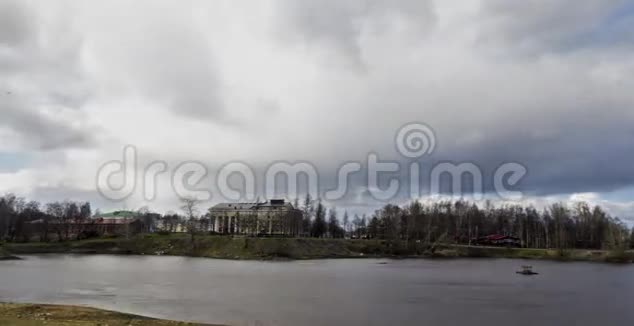 城市河流公园多云天气的时间推移视频的预览图