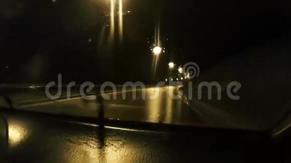 汽车在雨夜里行驶视频的预览图