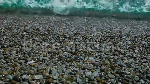 卵石滩和大海海浪在岸边翻滚视频的预览图