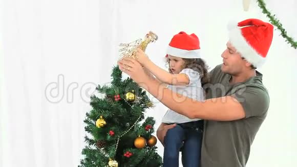 他帮女儿装饰圣诞树视频的预览图