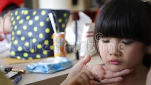 专业化妆师在可爱的亚洲儿童工作视频的预览图