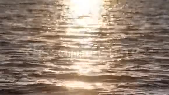 日落湖表面的太阳轨道火花视频的预览图