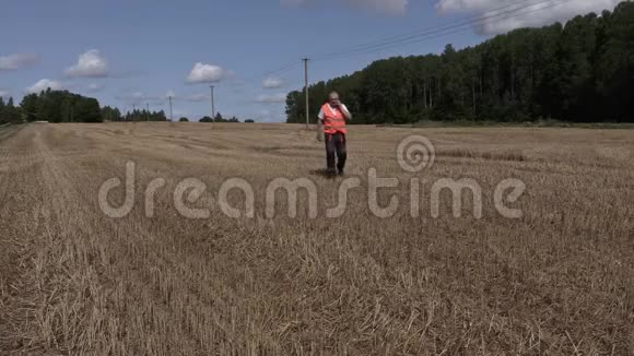 愤怒的农夫在田间打电话视频的预览图