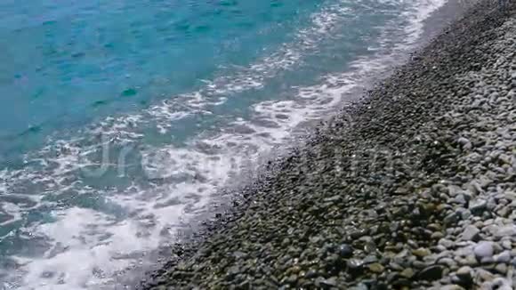 卵石滩和大海海浪在岸边翻滚视频的预览图