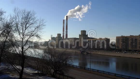 莫斯科有桥梁和管道烟雾的河流视频的预览图