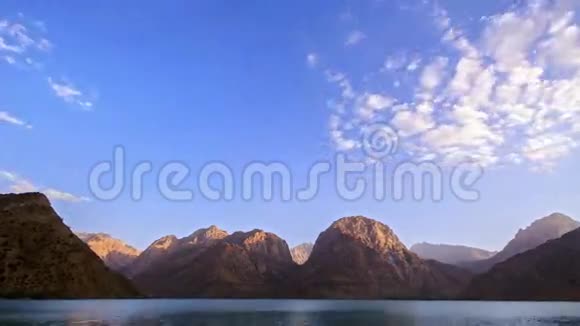 湖面上的日落放大时间流逝帕米尔塔视频的预览图