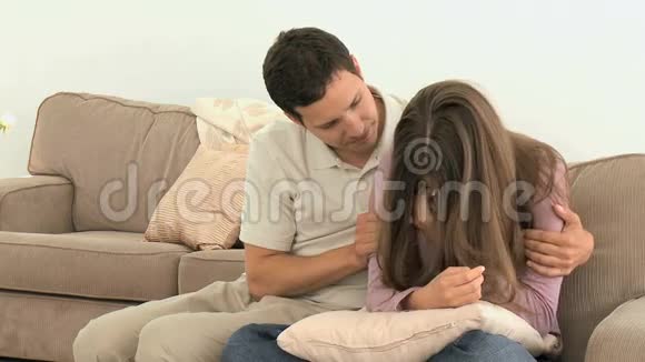 男人在争吵后安慰他伤心的女朋友视频的预览图